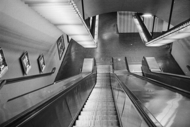 Escaliers mécaniques, RER A, Nation.