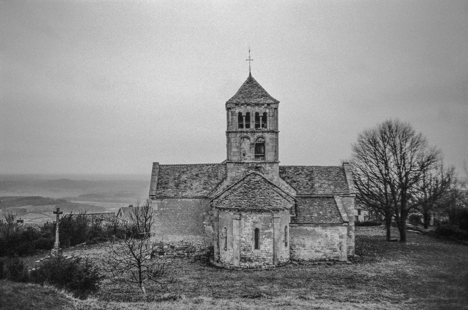 Église romane de Suin, Bourgogne, décembre 1985.